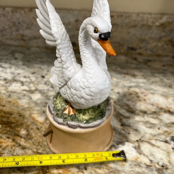 RARE - SHAFFORD
PORCELAIN BISQUE MUSIC
BOX: SWAN / GONE WITH THE WIND - VINTAGE - Picture 6 of 8